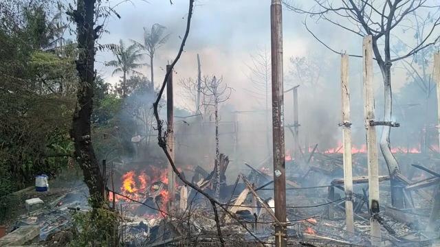 Kebakaran peternakan ayam di Cipayung, Jakarta Timur (Liputan6.com/nanda Perdana Putra)