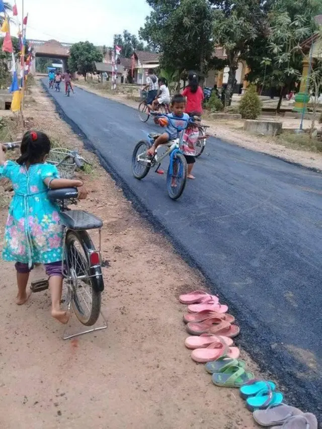 viral foto anak-anak pertama kali bermain di aspal (Foto: Twitter.com/@gothed)