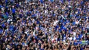 Warga menyambut tim dan ofisial Persib Bandung saat pawai perayaan gelar juara BRI Super League 2025/2026 di Bandung, Jawa Barat, Minggu (24/5/2026). (Bola.com/Bagaskara Lazuardi)