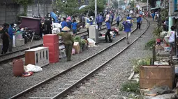 Pemerintah DKI Jakarta memberikan waktu selama tiga hari kepada warga yang tetap bertahan di pinggiran rel untuk segera membereskan barang=barang usai pembokaran. (Liputan6.com/Faizal Fanani)