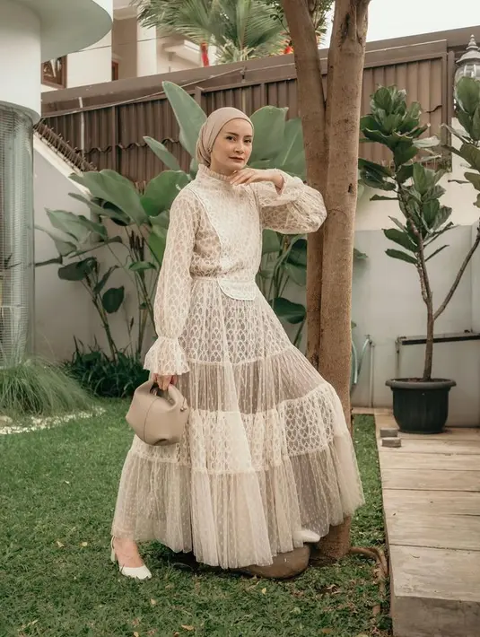 Tampil feminin dan elegan dengan tiered dress cantik ala Dhatu Rembulan. [Foto: @dhaturembulan]