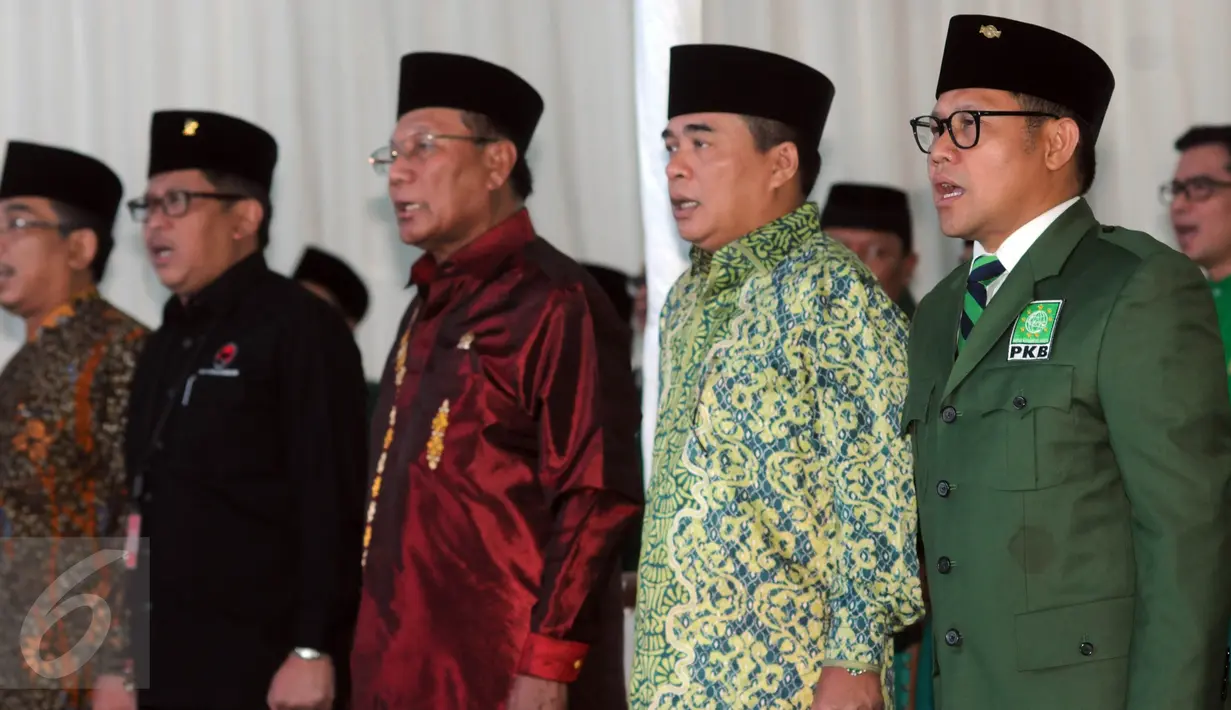 Ketua DPR Ade Komarudin (kedua kanan) berdiri disamping Ketua Umum PKB Muhaimin Iskandar dalam peringatan hari lahir ke-18 Partai Kebangkitan Bangsa di DPP PKB Jakarta, Sabtu (23/7). (Liputan6.com/Helmi Afandi)