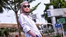 Tampil dengan kemeja oversize dan bawahan rok denim, Zaskia memang cocok abnget disebut mama muda. Ditambah kacamata dan warna jilbab yang senada, bintang sinetron Para Pencari Tuhan ini bisa jadi inspirasi.(Liputan6.com/IG/@zaskiadyamecca)