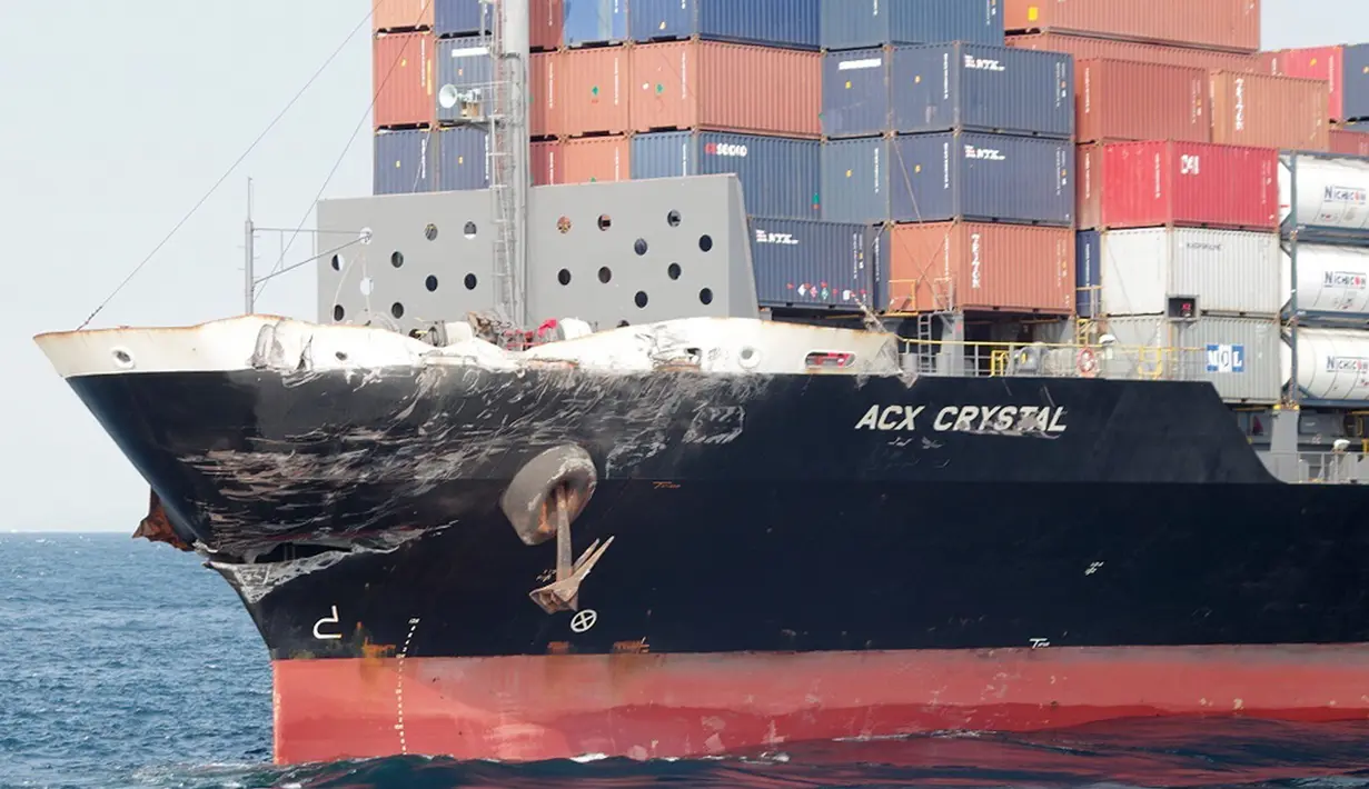Kondisi kapal dagang ACX Crystal usai tabrakan dengan kapal perusak USS Fitzgerald yang terlihat di semenanjung Izu, sebelah barat daya Tokyo, Jepang (17/6). Kapal ini diketahui berbendera Filipina. (Japan's 3rd Regional Coast Guard Headquarters via AP)