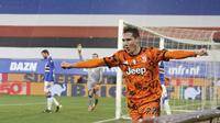 Bintang Juventus, Federico Chiesa, merayakan gol yang dicetaknya ke gawang Sampdoria dalam laga giornata 20 Serie A, Minggu (31/1/2021) dini hari WIB. Juventus menang 2-0 dalam pertandingan ini. (Tano Pecoraro/LaPresse via AP)