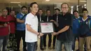 Perwakilan Super Soccer, Ignatius Budi Hariyanto, memberikan plakat kepada Redpel Bola.com, Tjatur Wiharyo usai media visit di Kantor Redaksi Bola.com, Jakarta, Selasa (17/10/2017). (Bola.com/Vitalis Yogi Trisna)
