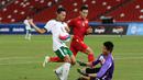 Usaha Muchlis Hadi Ning Syaifulloh selalu kandas oleh pemain Vietnam U-23. (Bola.com/Arief Bagus)