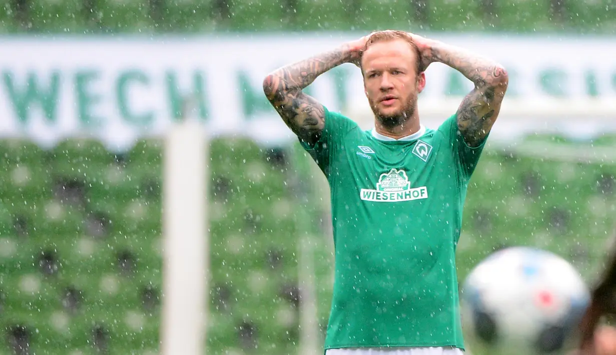 Pemain Werder Bremen, Philipp Bargfrede, tampak kecewa usai ditaklukkan Wolfsburg pada laga Bundesliga di Weserstadion Minggu (7/6/2020). Werder Bremen takluk 0-1 dari Wolfsburg. (AFP/Patrik Stollarz)