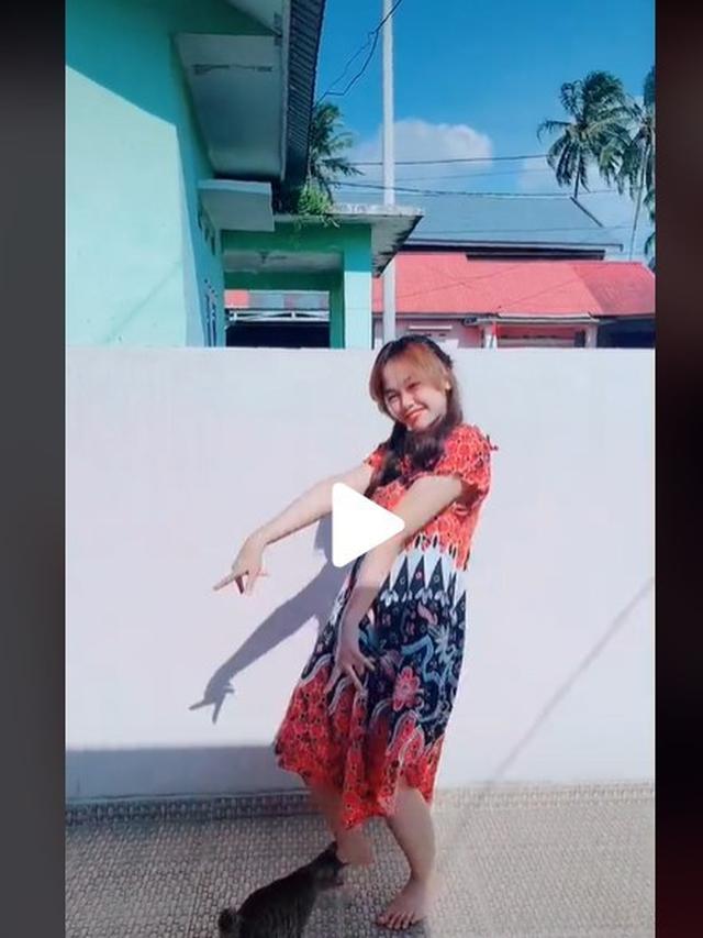 Tenny Amelia Putri membuat video TikTok dengan konten daster senilai Rp 35 ribu (TikTok)