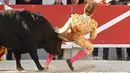Tanduk banteng Spanyol Jandilla tepat mengenai bagian belakang matador dari Prancis Andy Younes saat kompetis Feria du Riz di Arles, Prancis (4/1). (AFP/Boris Horvat)