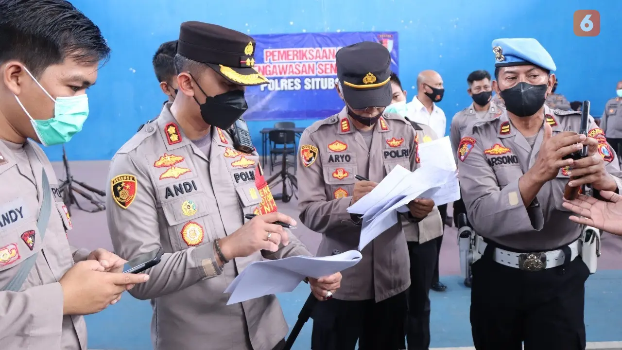 Kapolres Situbondo AKBP Andi Sinjaya  Melakukan Pengecekan Senpi Anggotanya di Mapolres Setempat. (Hermawan Arifianto/Liputan6.com)