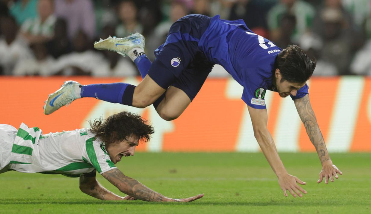 Diks berhasil mencetak gol penyimbang di menit ke-77. Copenhagen mendapat penalti usai bek berdarah Maluku tersebut dilanggar Hector Bellerin di kotak terlarang. (AP Photo/Toni Rodriguez)