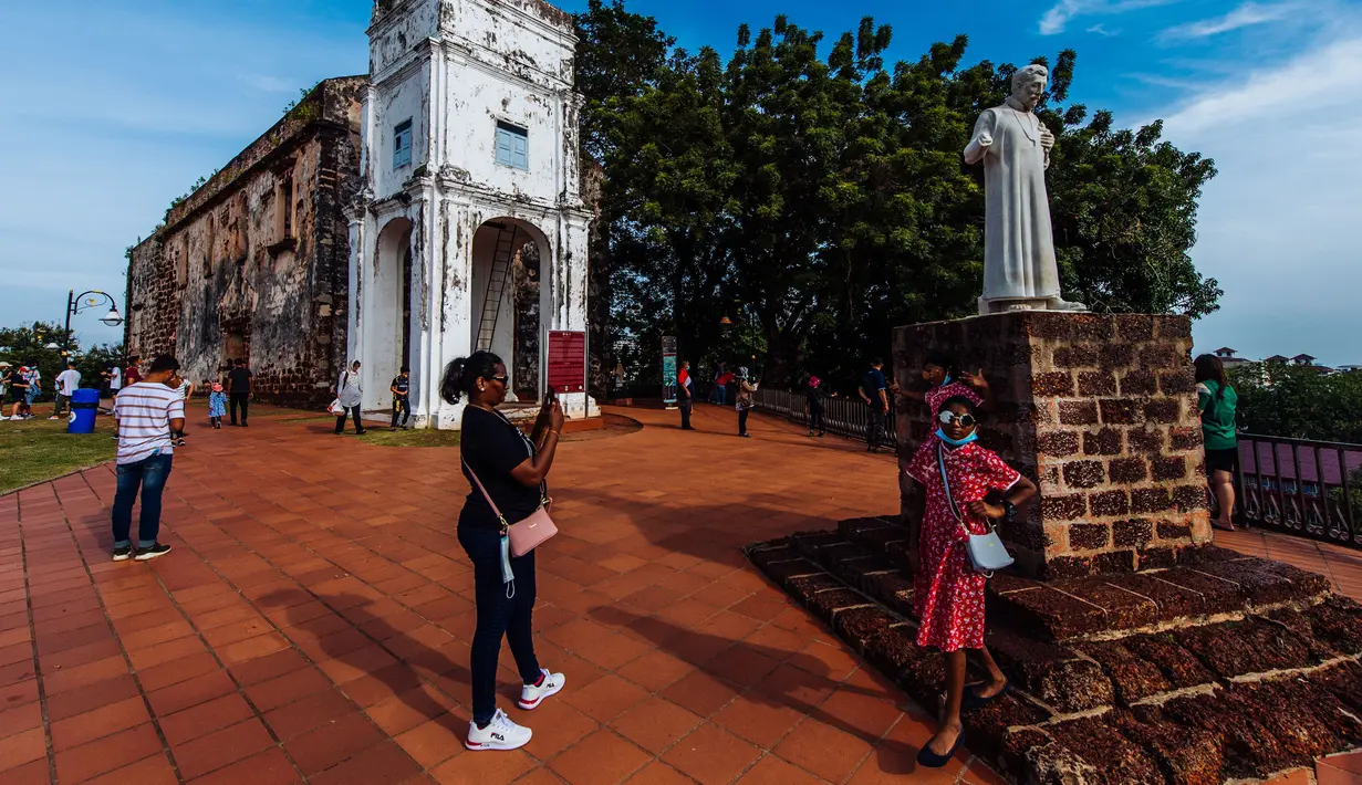 Sejumlah turis berfoto di Bukit St. Paul di Melaka, Malaysia, 18 September 2020. Meski tidak lagi menjadi pusat penyaluran barang dagang, Melaka masih menarik minat banyak turis dari seluruh dunia seiring pariwisata menjadi pilar bagi ekonomi lokal. (Xinhua/Zhu Wei)