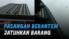 Barang-barang berjatuhan dari atas gedung apartemen. Aksi itu terjadi di Tower 3 Thamrin Residence Tanah Abang, Jakarta Pusat.