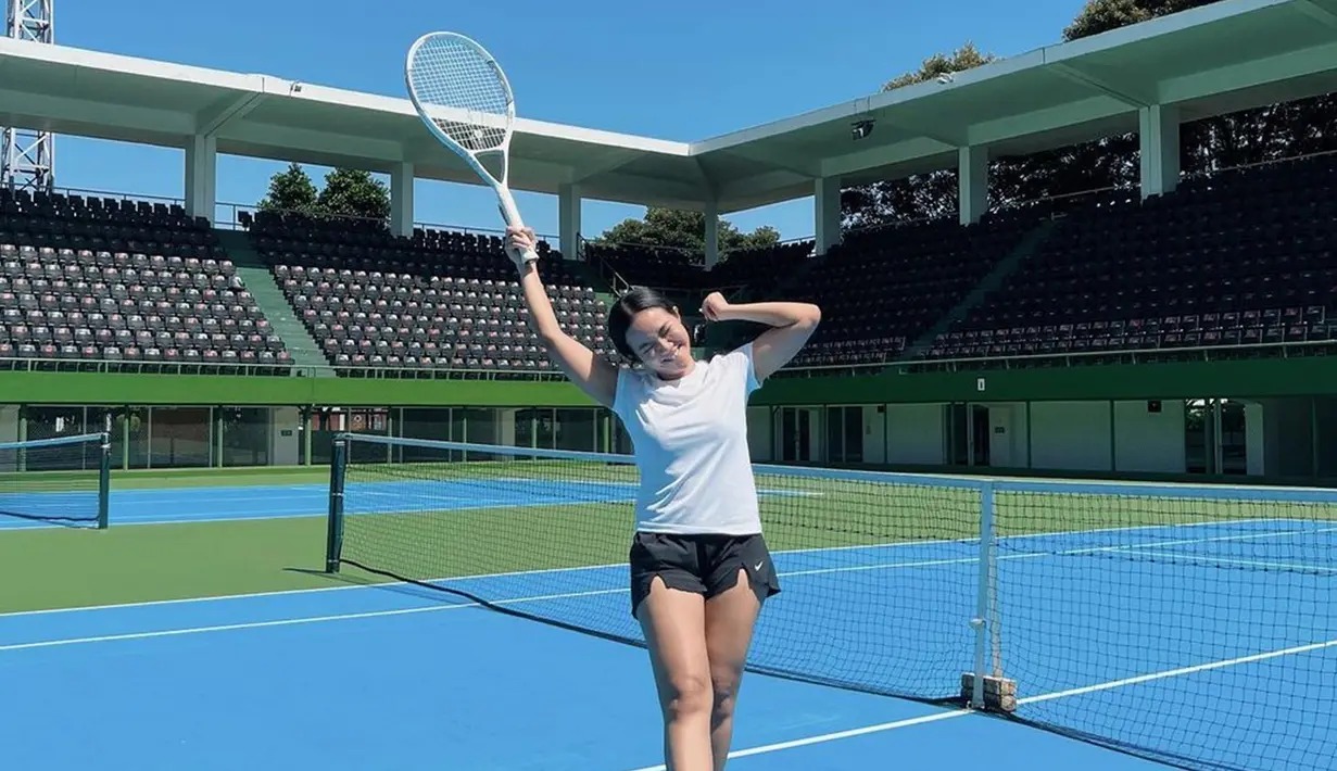 Bahkan, saat dirinya tengah bermain tenis, Yura juga turut mengunggah beberapa foto latihannya di media sosial. Bahkan, penampilan Yura saat berlatih tenis juga kerap terlihat bak seorang atlet. (Liputan6.com/IG/@yurayunita)