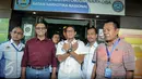 Pasangan Anies Baswedan dan Sandiaga Uno mengenalkan salam jari saat menyapa wartawan di BNN, Jakarta, Minggu (25/9). Anies-Sandiaga akan menjalani tes bebas narkoba dengan mengikuti serangkaian tes meliputi urine dan rambut. (Liputan6.com/Faizal Fanani)