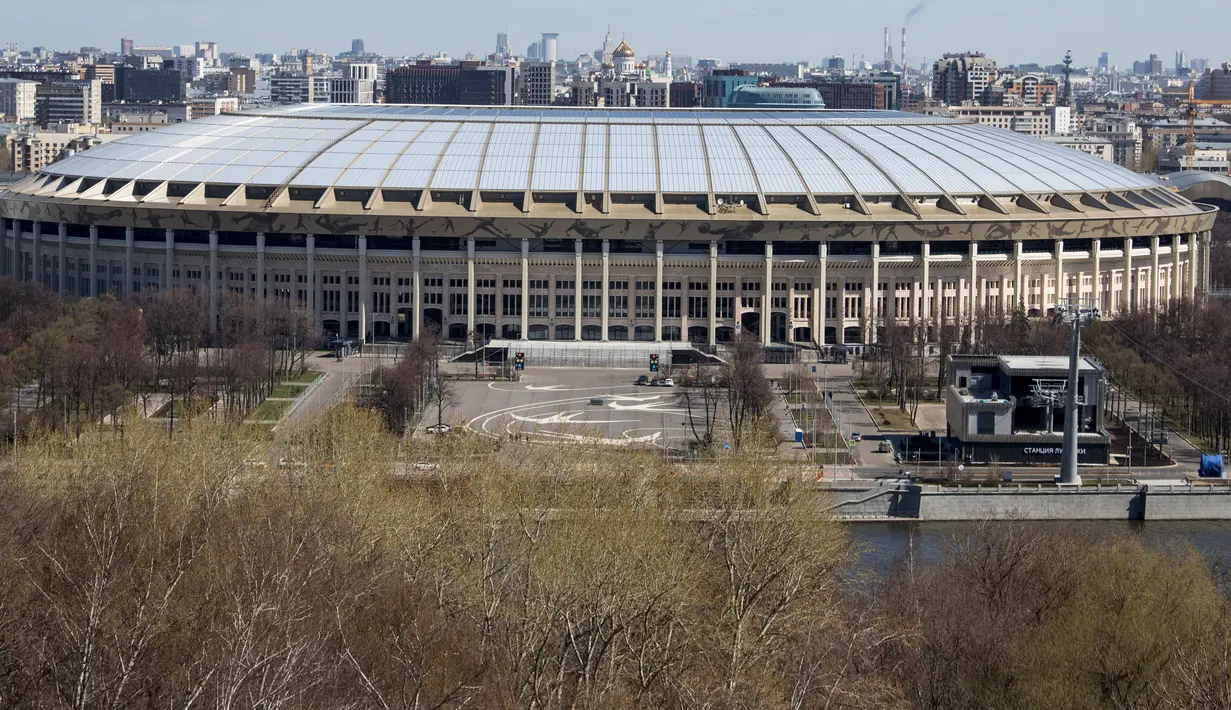 Pemandangan Luzhniki Stadium di Moskow, Rusia, Senin (23/4). Stadion yang dibangun sejak 1956 ini akan menjadi lokasi upacara pembukaan dan penutupan piala dunia 2018. (AP Photo/Pavel Golovkin)