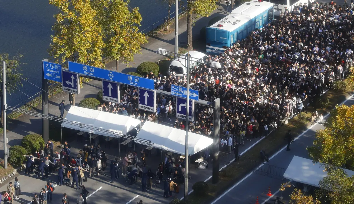 Ribuan warga berbaris untuk menerima pemeriksaan keamanan sebelum parade kerajaan Kaisar Jepang Naruhito dan Permaisuri Masako di Tokyo, Jepang, Minggu (10/11/2019). (Shinji Kita / Kyodo News via AP)