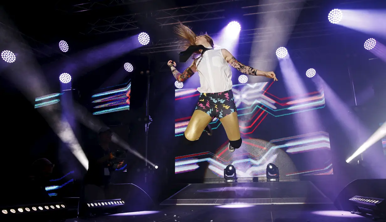 Dana 'Dana-saurus Rex' Schiemann dari Kanada tampil selama final Air Guitar World Championships di Oulu, Finlandia, (24/8). Kejuaraan ini pertama kali diadakan pada tahun 1996. (AFP Photo/Lehtikuva/Eeva Riihelä)