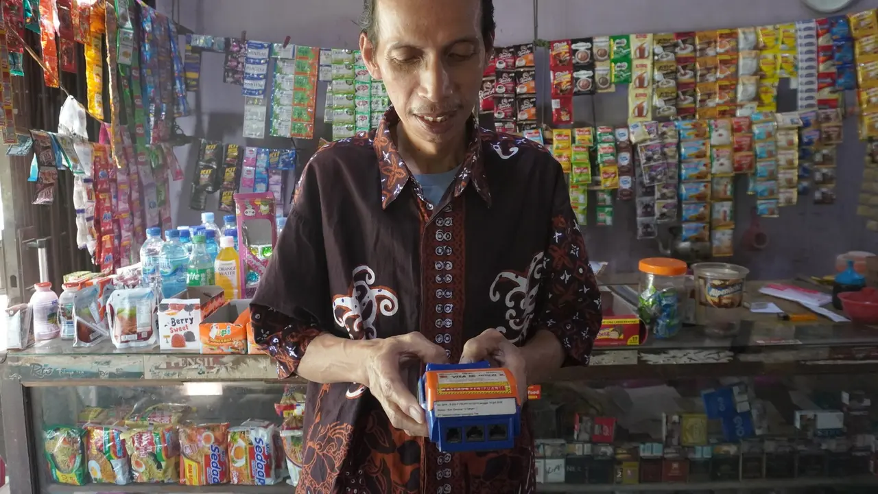 Supri punya peran seperti pegawai bank di komunitasnya.