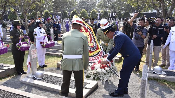 Panglima TNI Berziarah ke Makam Presiden ke-3 BJ Habibie (Foto: Liputan6/Istimewa)