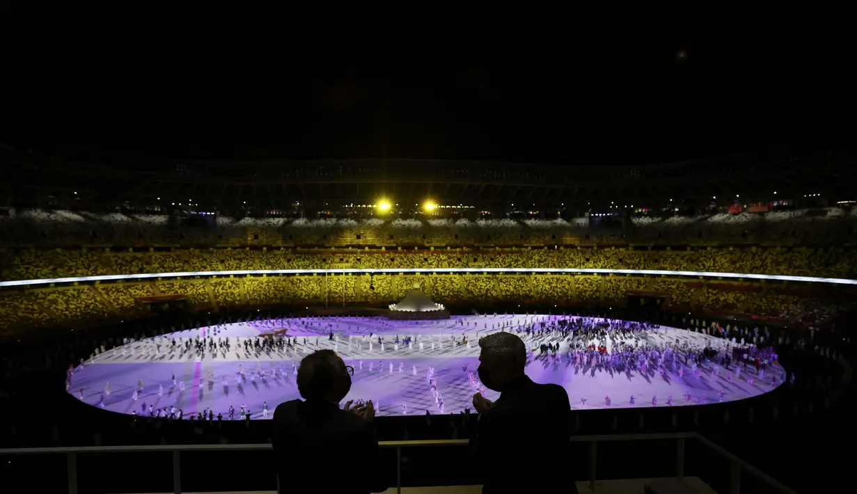 Direktur Jendral WHO Tedros Adhanom Ghebreyesus (kiri) menyakiskan upacara pembukaan Olimpiade Tokyo 2020 di Olympic Stadium, Tokyo, Jepang, Jumat (23/7/2021). (Foto: AP/Pool/Leon Neal)