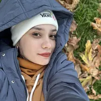 Berlibur ke Australia, Putri Anne tampil tanpa kerudung namun ia tetap tampil tertutup dengan bennie putih dan jaket padding navy yang dipadukan hoodie dan turtle neck coklat. Ia pun memerlihtkan wajah flawless dengan lipstik merahnya. Credit: (@anneofficial1990)