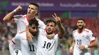 Pemain Palestina merayakan gol yang dicetak Oday Dabbagh dalam pertandingan melawan Hong Kong pada laga terakhir Grup C Piala Asia 2023 di Abdullah bin Khalifa Stadium, Doha, Selasa (23/1/2024). (Giuseppe CACACE / AFP)