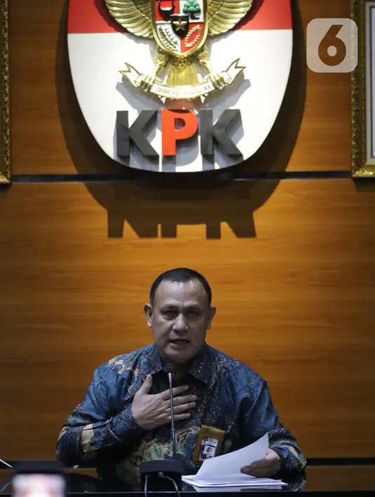 Ketua Komisi Pemberantasan Korupsi, Firli Bahuri saat mengumumkan hasil penilaian dalam rangka pengalihan status kepegawaian di Gedung KPK, Jakarta, Rabu (5/5/2021). Dari 1.351 pegawai KPK yang mengikuti tes wawasan kebangsaan, 75 orang tidak lulus. (Liputan6.com/Helmi Fithriansyah)