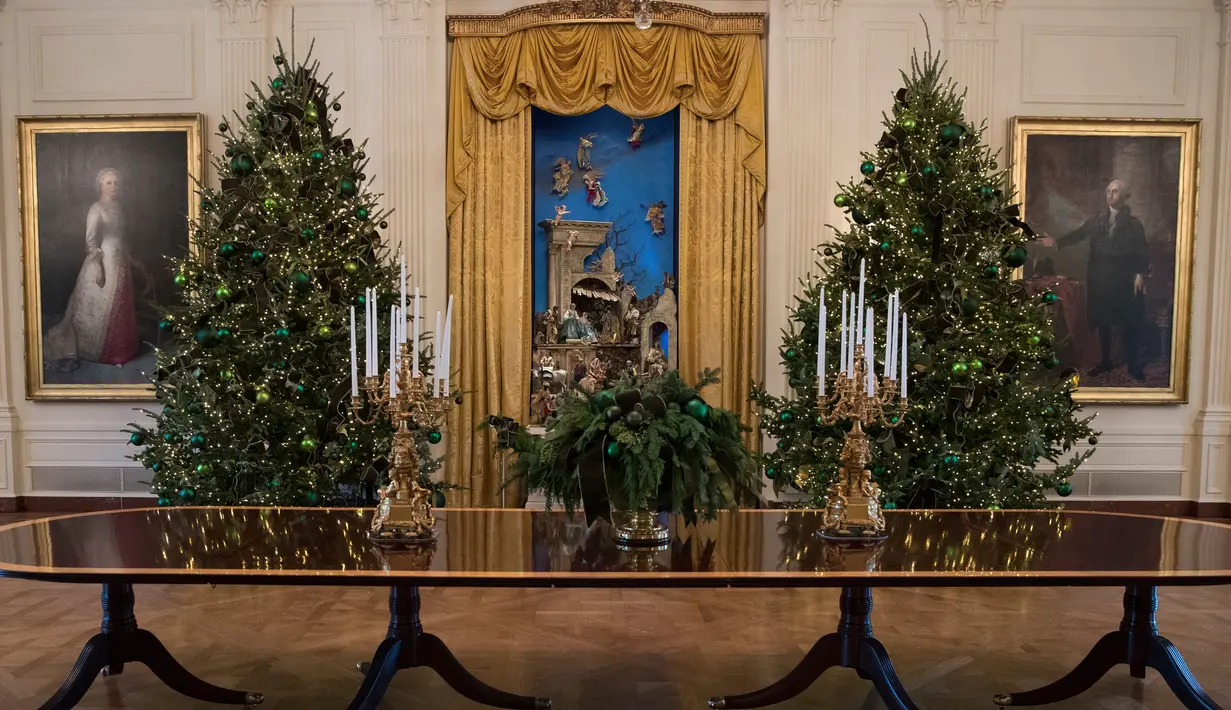 Dekorasi Natal di Ruang timur Gedung Putih, Washington DC, Senin (27/11). First Lady Melania Trump mendekorasi perayaan Natal dengan tema 'Time-Honored Traditions' yang mencerminkan tradisi liburan 200 tahun di Gedung Putih. (AP Photo/Carolyn Kaster)