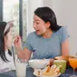 Seorang Ibu Sedang Makan Bersama Anak (freepik/tirachardz