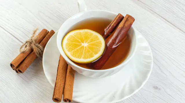 Ilustrasi minuman dari kayu manis untuk turunkan gula darah | copyright freepik.com/kamranaydinov