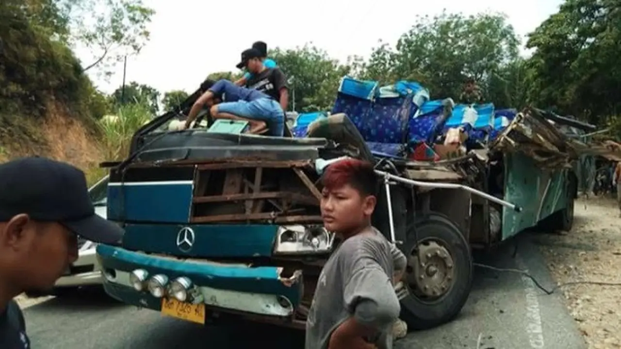 Bus tujuan Pekanbaru dari Kuantan Singingi yang mengalami kecelakaan maut di jalan lintas.