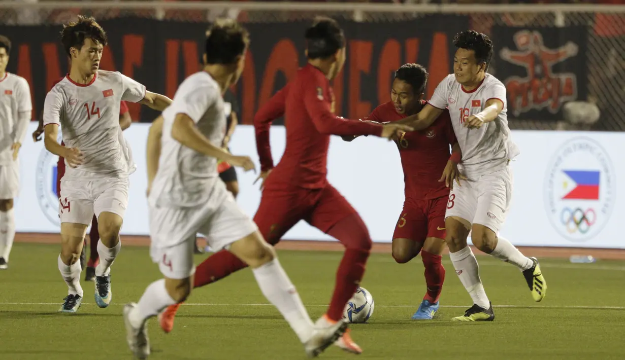 Gelandang Timnas Indonesia U-22, Sani Rizki, mengontrol bola saat melawan Vietnam U-22 pada laga final SEA Games 2019 di Stadion Rizal Memorial, Manila, Selasa (10/12). Indonesia kalah 0-3 dari Vietnam. (Bola.com/M Iqbal Ichsan)