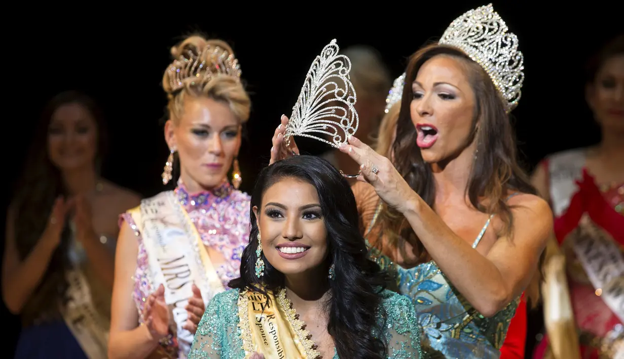 Ashley Burnham, kontestan dari Kanada dipasangkan mahkota usai dinobatkan sebagai pemenang ajang Mrs Universe 2015 di Minsk, Belarus, Sabtu (29/8/2015). (REUTERS/Vasily Fedosenko)