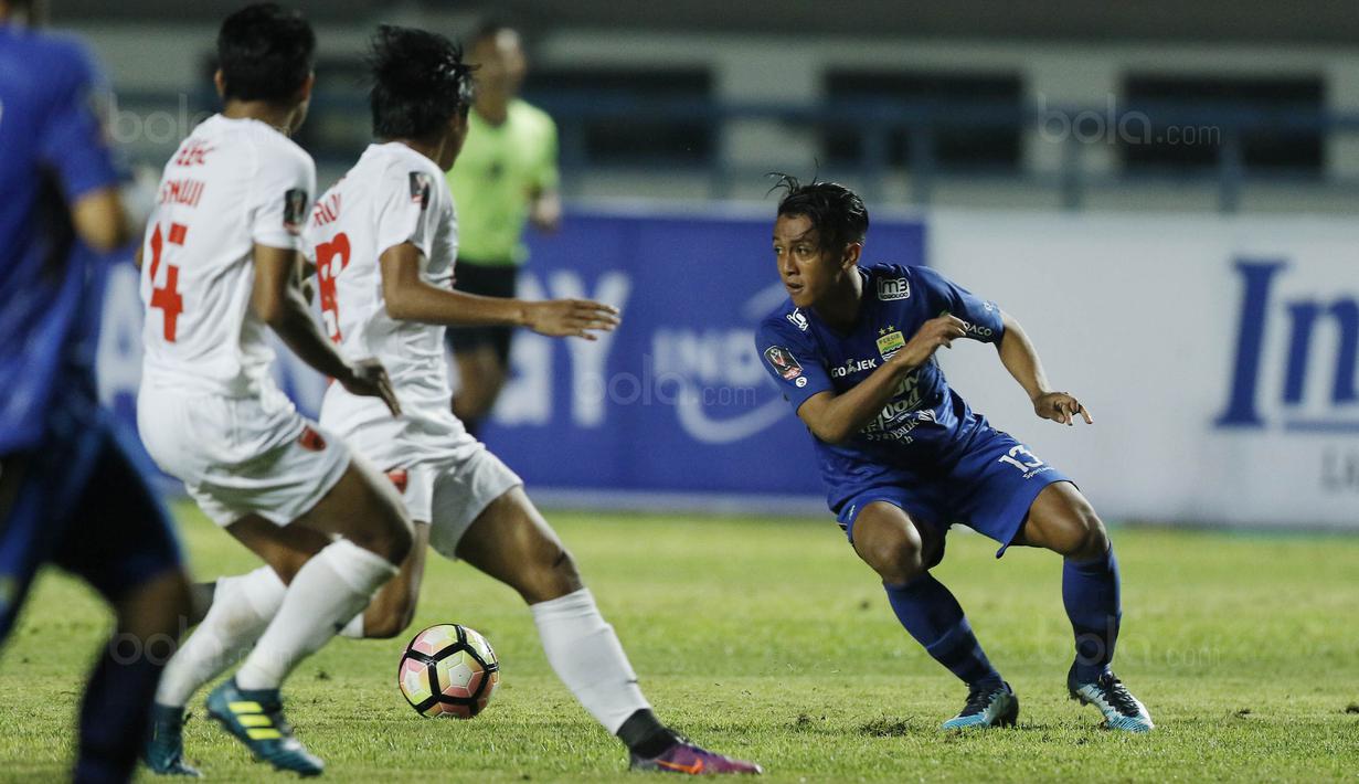 Gelandang Persib, Febri Haryadi, berusaha melewati pemain PSM pada laga Piala Presiden di Stadion GBLA, Bandung, Jumat (26/1/2018). Persib takluk 0-1 dari PSM. (Bola.com/M Iqbal Ichsan)
