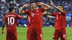 Striker Bayern Munchen, Robert Lewandowski, merayakan gol yang dicetaknya ke gawang Schalke pada laga Bundesliga di Veltins-Arena, Gelsenkirchen, Sabtu (24/8). Schalke kalah 0-3 dari Munchen. (AFP/Uwe Kraft)
