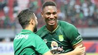 Striker Persebaya Surabaya, Amido Balde, semringah usai mencetak gol perdananya di Shopee Liga 1 2019 saat menghadapi Persela Lamongan dalam laga pekan keenam yang digelar di Stadion Gelora Bung Tomo, Surabaya, Senin (1/7/2019). (Bola.com/Aditya Wany)