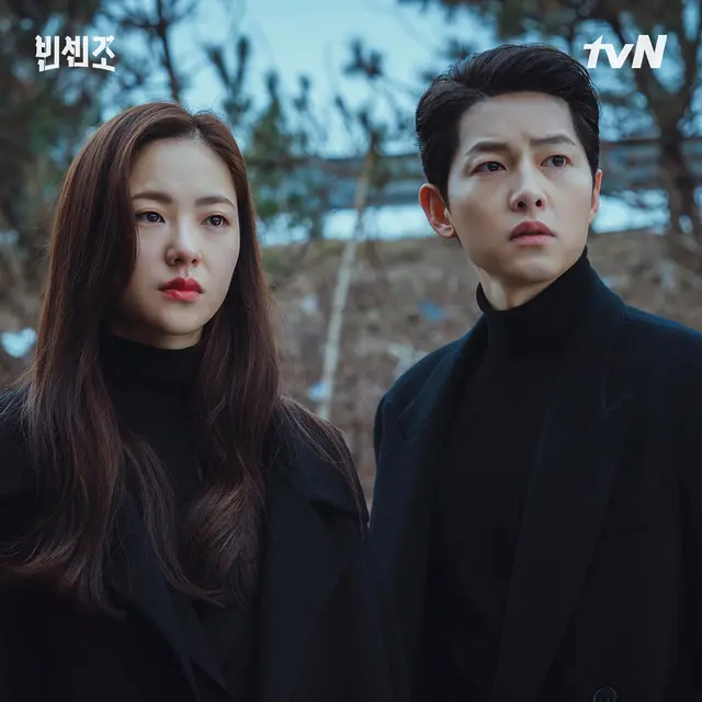 Jeon Yeo Been dan Song Joong Ki dalam Vincenzo. (tvN via Soompi)