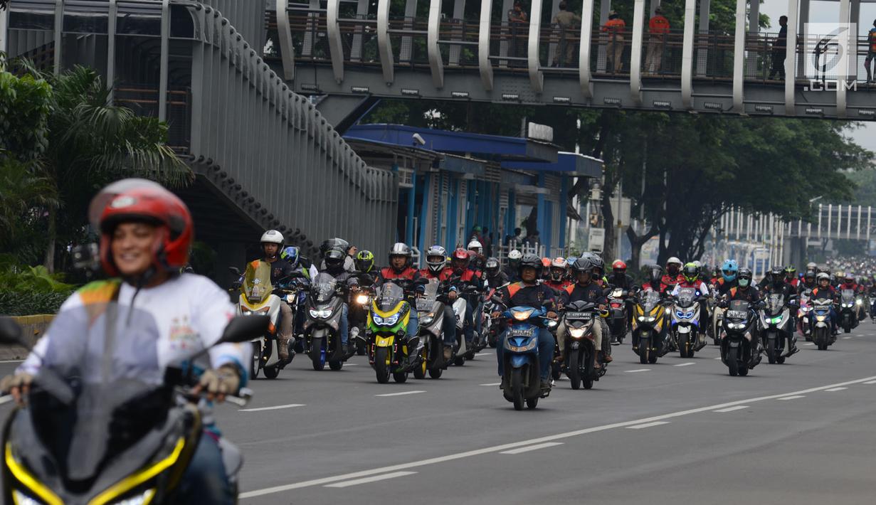 Konvoi komunitas motor dalam kegiatan Millennial Road Safety Festival di Jakarta, Sabtu (16/3). Kegiatan ini bentuk gerakan moral atas kepedulian dan tanggung jawab bersama mencegah banyaknya korban akibat kecelakaan lalu lintas. (merdeka.com/Imam Buhori)