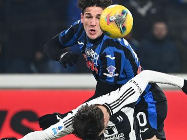 Gelandang Atalanta, Nicolo Zaniolo (atas) berebut bola dengan pemain Juventus, Nicolo Fagioli laga tunda pekan 19 Serie A 2024/2025 di Gewiss Stadium, Bergamo, pada Selasa 14 Januari 2025 waktu setempat atau Rabu (15/1/2025) dini hari WIB. (Isabella BONOTTO/AFP)