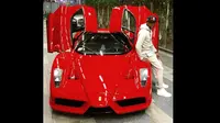 Mayweather menjual Ferrari Enzo yang baru saja dibelinya enam bulan lalu.