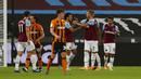 Pemain West Ham United Andriy Yarmolenko merayakan bersama rekan setimnya setelah mencetak gol ke gawang Hull City pada pertandingan Piala Liga Inggris di London Stadium, London, Inggris, Selasa (22/9/2020). West Ham United mengalahkan Hull City 5-1. (AP Photo/Alastair Grant, Pool)