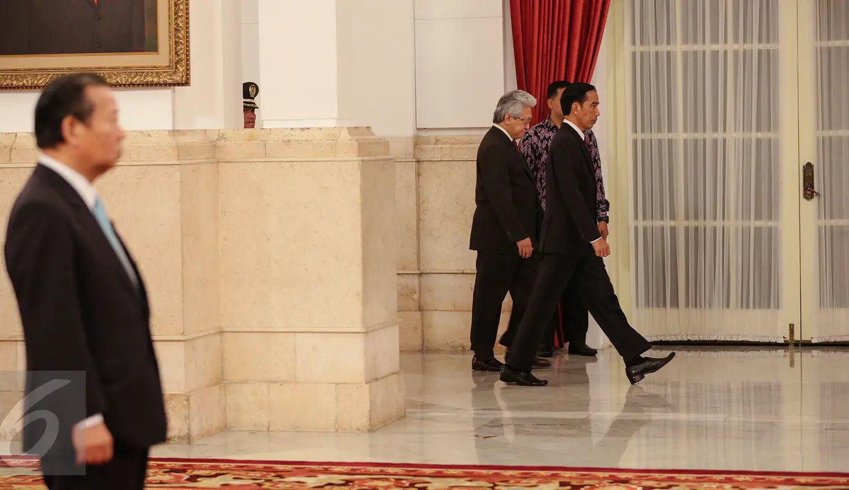 Presiden Joko Widodo tiba dalam upacara penganugerahan tanda kehormatan RI ke Jepang di Istana Negara, Jakarta, Senin (23/11/15). Jokowi memberi penganugerahan kepada Ketua Liga Parlemen Jepang-Indonesia Mr. Toshihiro Nikai. (Liputan6.com/Faizal Fanani)