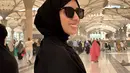 Vicky Alaydrus juga mengunggah momen saat berada di Masjid Nabawi. Tak hanya itu saja, wanita dengan nama lengkap Rifkiya Binti Idrus Zainal Abidin ini juga turut mengunggah momen saat ia mendapat kesempatan bisa menyentuh dinding ka'bah atau multazam. (Liputan6.com/IG/@vickyalaydrus)