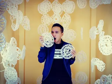 Jebolan AFI 1 dari Surabaya ini memang termasuk sebagai peserta yang ekspresif. Dicky selalu pandai memainkan mimik dan gestur saat di atas panggung maupun saat ia menjadi objek foto. Wajar jika kini di feed Instagram banyak foto bagus. (Liputan6.com/IG/@dickysaputro)