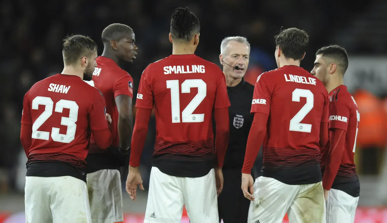 Para pemain Manchester United melakukan protes kepada wasit saat melawan Wolverhampton Wanderers pada laga Piala FA 2019 di Stadion Molineux, Sabtu (16/3). Wolverhampton menang 2-1 atas Manchester United. (AP/Rui Vieira)