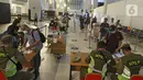 Petugas sedang mengecek SIKM di terminal 3 kedatangan domestik bandara Soekarno Hatta, Tangerang, Banten, Rabu (27/5/2020). Bandara Soetta memberlakukan Tiga checkpoint di terminal kedatangan salah satunya pemeriksaan SIKM dan doukumen kesehatan setiap penumpang. (Liputan6.com/Herman Zakharia)