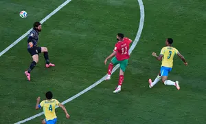 Gabriel Magalhaes (kanan) gagal mencegah Ismael Saibari (kedua dari kanan) di laga Brasil vs Maroko di Grup C Piala Dunia 2026, New York New Jersey Stadium, East Rutherford, Amerika Serikat, Minggu (14/6/2026). (AP Photo/Matt Slocum)