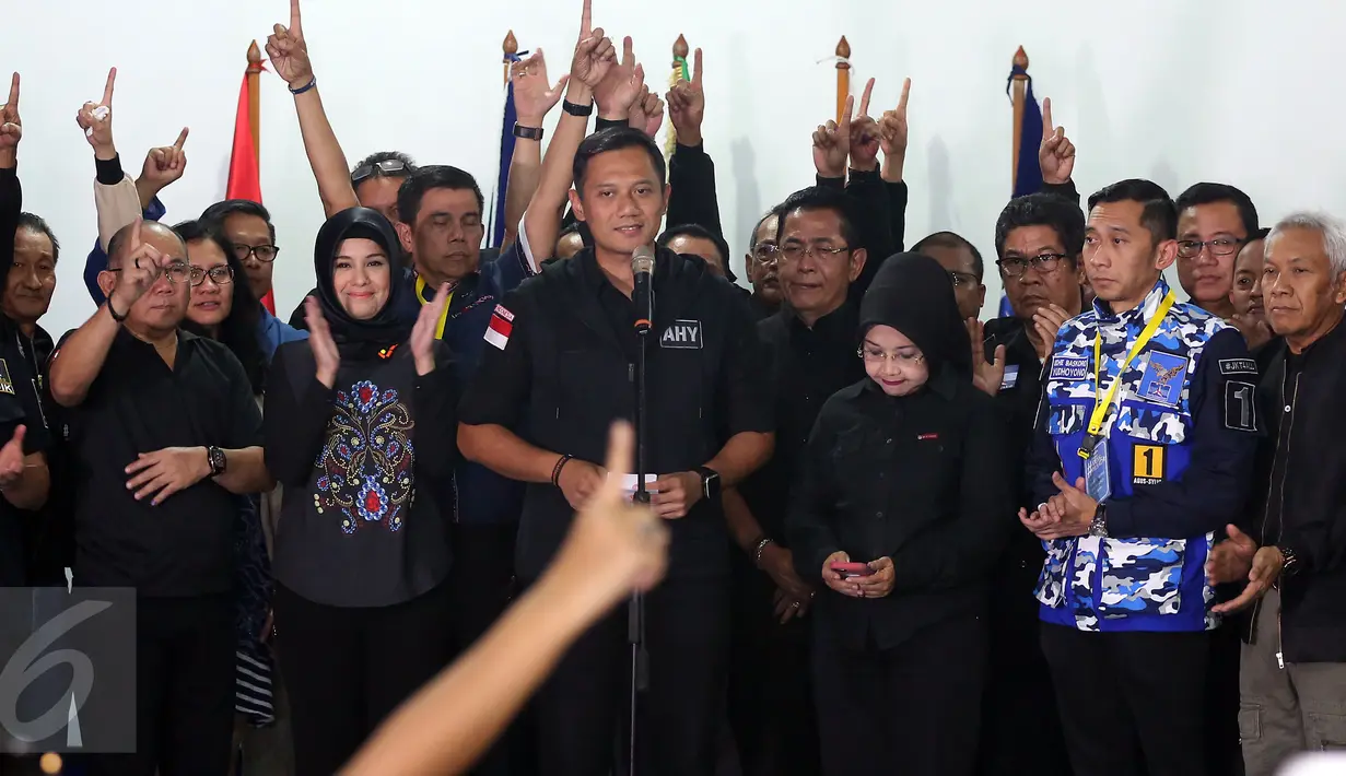 Agus Harimurti Yudhoyono menyatakan kekalahan sebagai hal yang wajar dalam sebuah kompetisi, Jakarta, Rabu (15/2). Agus mengaku telah mengucapkan selamat kepada paslon 2 dan 3 yang unggul versi perhitungan cepat sementara. (Liputan6.com/Johan Tallo)